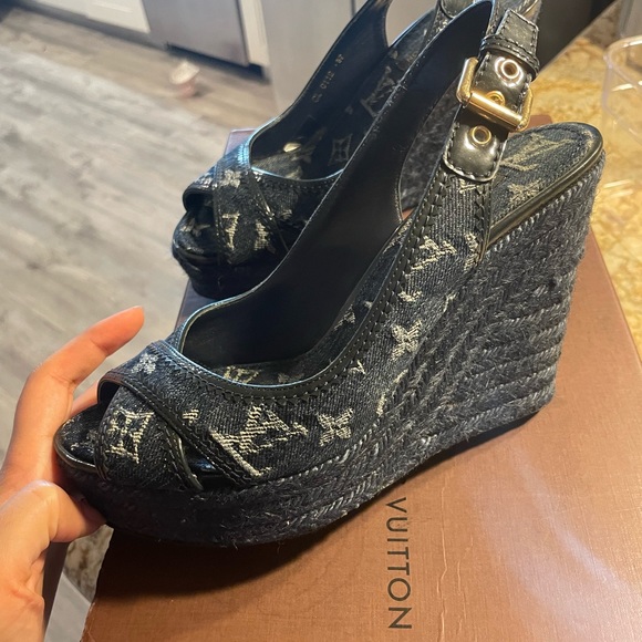 Louis Vuitton Vintage Denim heels in Perfect conditions ! - Picture 2 of 7